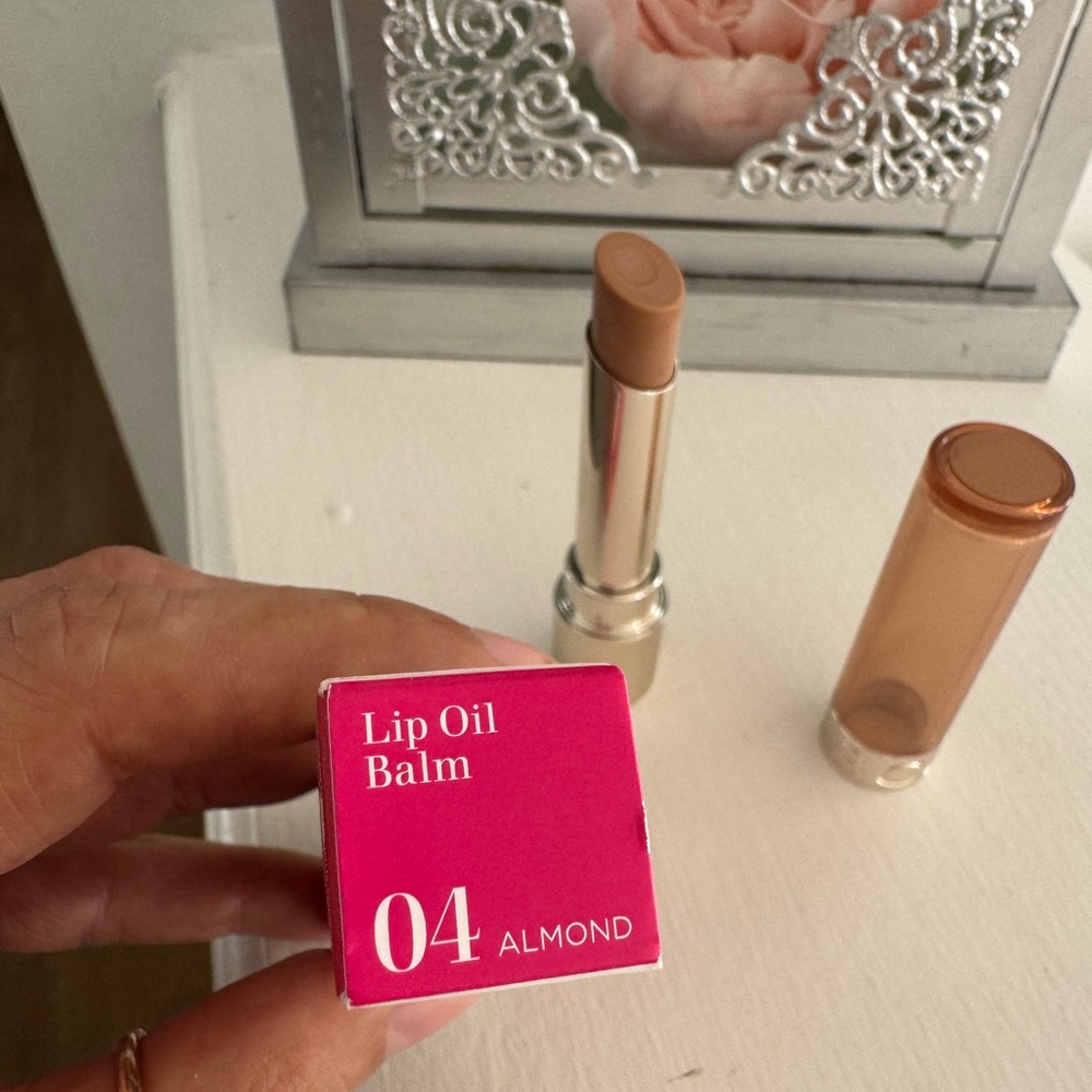 CLARINS LIP OIL BALM WITH A TRIO OF PLANT OILS 2.9 G/0.1 OZ. #04 ALMOND - Picture 5 of 11